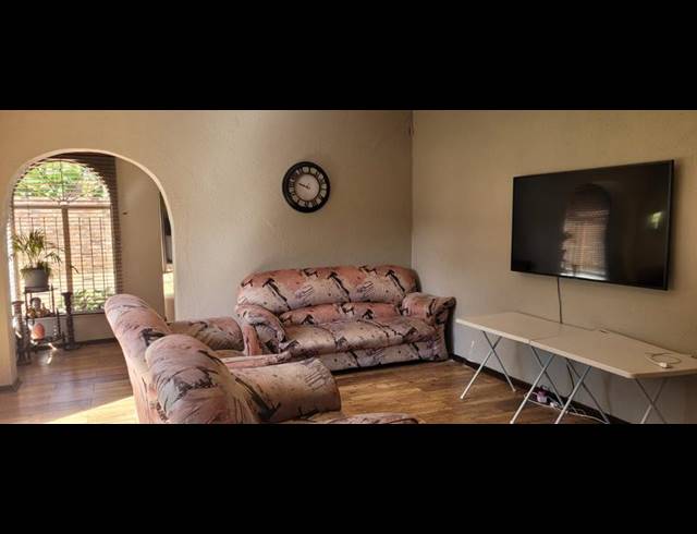 4 BEDROOM HOUSE FOR SALE IN GLENVISTA